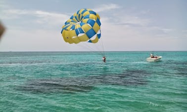 Combinación de deportes acuáticos para-vela y esnórquel en el arrecife Negril, Jamaica