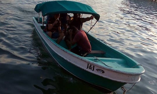 9 Seater Boat Rental in Guanaja Bay Islands