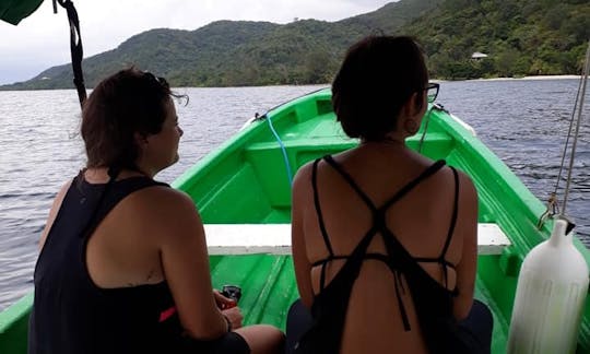 9 Seater Boat Rental in Guanaja Bay Islands