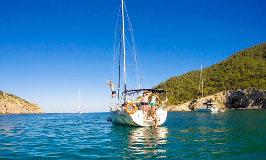 Sail and swim in Barcelona, during the day or for sunset time