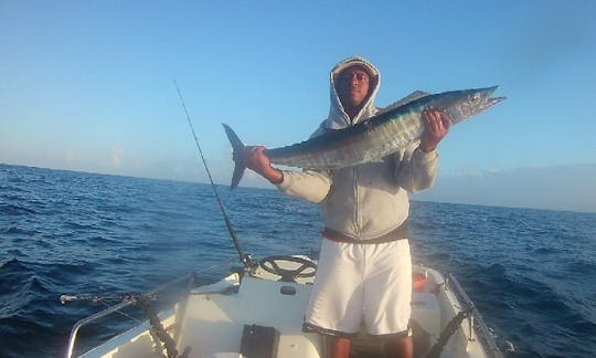 Viaje de pesca en alta mar en Roatán, Islas De La Bahía con el Capitán Lewis y Keaton