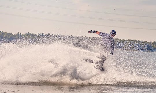 Vol d'introduction au flyboard à Helsinki, en Finlande