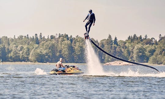 Vol d'introduction au flyboard à Helsinki, en Finlande