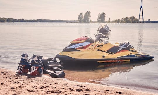 Vol d'introduction au flyboard à Helsinki, en Finlande