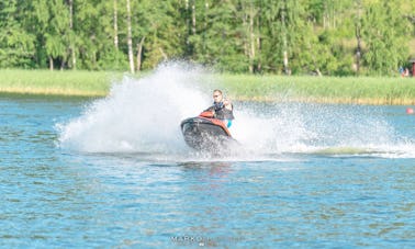 ¡Alquila y conduce nuestra moto de agua Seadoo Spark en Hollola, Finlandia!