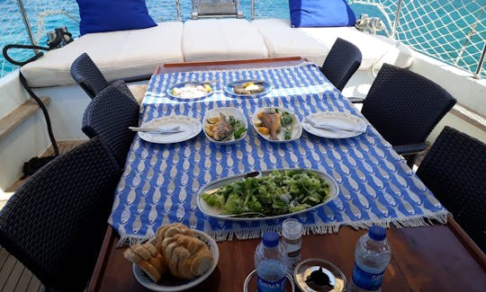 Recorra la hermosa costa: almuerzo y fruta incluidos para el alquiler de goletas en Bodrum