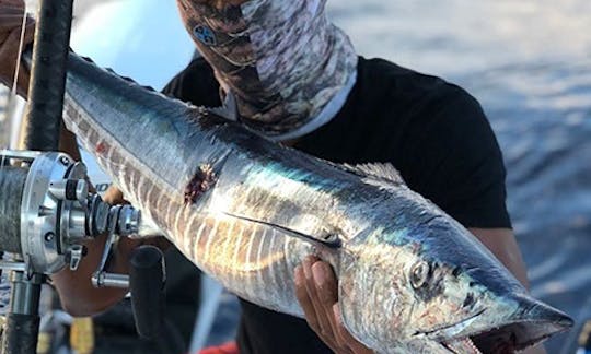 フンジュラスのベイ諸島での8人半日の深海釣り旅行！