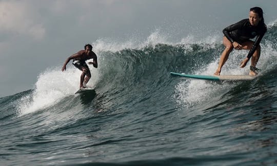 Lección de surf con un instructor talentoso y súper amable en Kecamatan Kediri, Bali