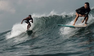 Leçon de surf avec un instructeur talentueux et super sympa à Kecamatan Kediri, Bali