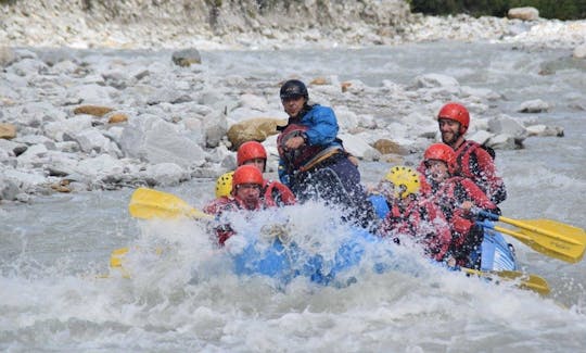 いかだに乗ってスイスのローヌ川を発見しよう！簡単なラフティングからやりがいのあるラフティング旅行を今すぐ予約！