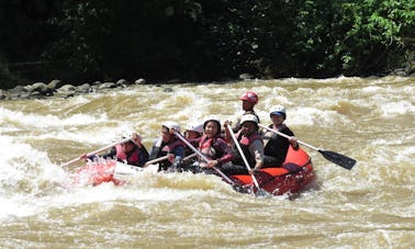 Viagem extrema de rafting em Cagayan de Oro, norte de Mindanao