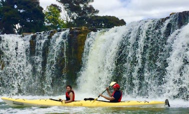 Recorrido guiado en kayak de 3 horas por Bay of Islands hasta la cascada de Haruru Falls