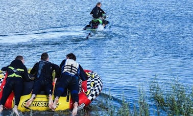 ¡Deslízate y ríete el uno con el otro! Reserva 15 minutos de Funtubing en Heerhugowaard, Holanda Septentrional