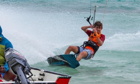 Clase de kitesurf en Anse Mourouk, distrito de Rodrigues, Mauricio