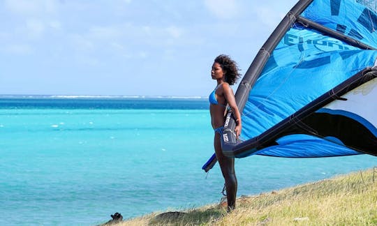 Clase de kitesurf en Anse Mourouk, distrito de Rodrigues, Mauricio