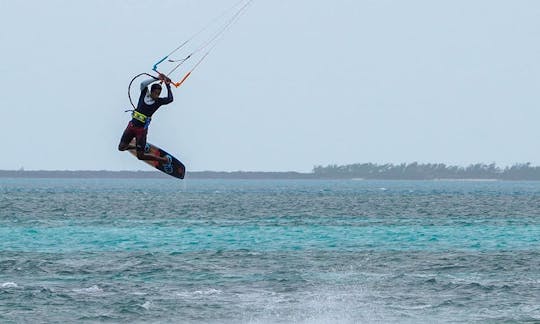 Clase de kitesurf en Anse Mourouk, distrito de Rodrigues, Mauricio