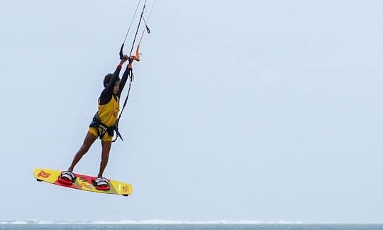 Clase de kitesurf en Anse Mourouk, distrito de Rodrigues, Mauricio