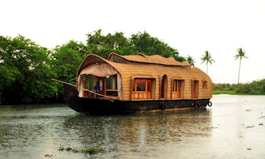 Aluguel de casas flutuantes de luxo em Pathiramanal Boat Jetty Alleppey, Kerala