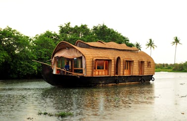 Luxury Houseboat Rental in Pathiramanal Boat Jetty Alleppey, Kerala