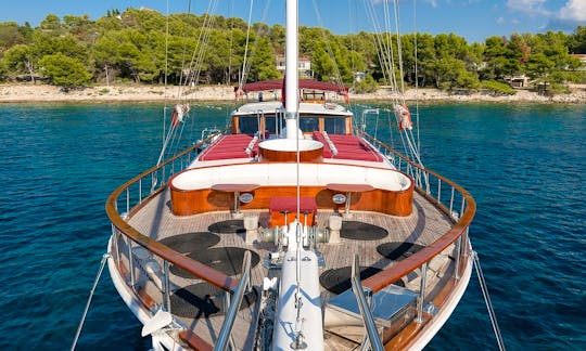 105' Sailing Gulet with Bar, 7 Cabins for 12 Guests in Šibenik, Croatia!