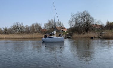 Naviguez sur la côte de Nova Pasleka avec le voilier Antilla 26