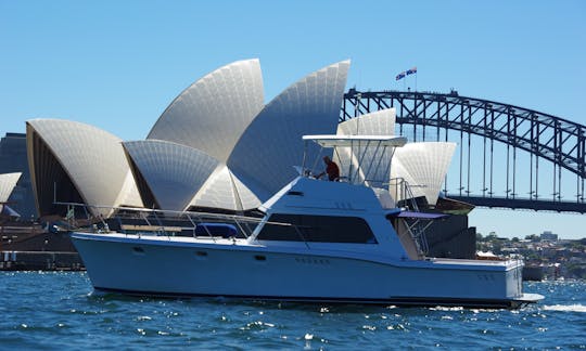 ¡Diviértete a bordo del Santa Cruz Halvorsen Motor Yacht con estilo en el puerto de Sídney!