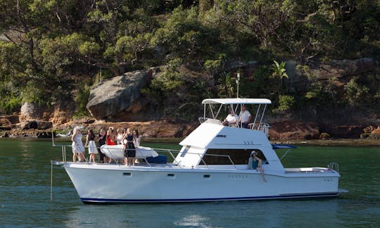 ¡Diviértete a bordo del Santa Cruz Halvorsen Motor Yacht con estilo en el puerto de Sídney!