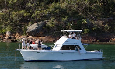 Divertissez-vous à bord du yacht à moteur Santa Cruz Halvorsen avec style dans le port de Sydney !