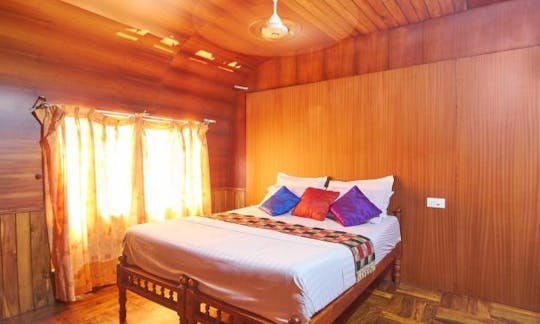 Luxury Houseboat Rental in Pathiramanal Boat Jetty Alleppey, Kerala