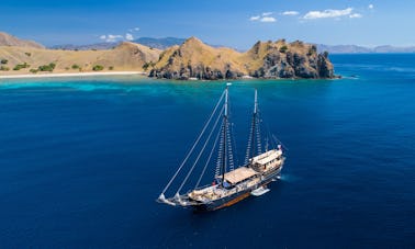 Alquile una goleta de vela de 128 pies en Bali, Indonesia