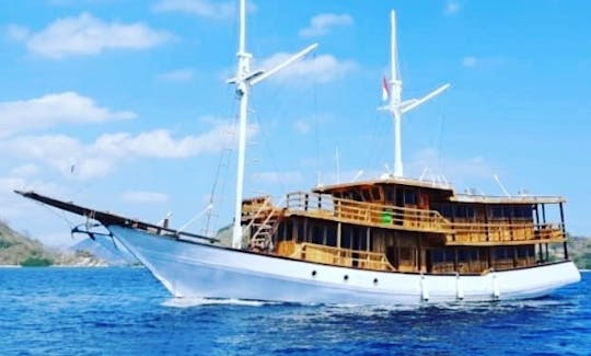 Liveaboard Cruises in Komodo Islands