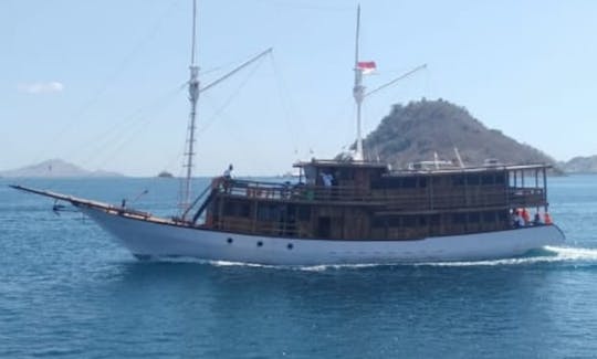 Liveaboard Cruises in Komodo Islands