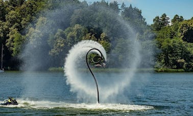 Aventura de flyboard em Mikołajki, Polônia