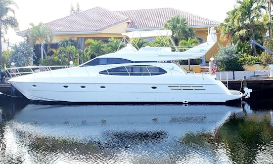 Alugue um luxuoso iate a motor Azimut de 58 pés para 13 pessoas em Fort Lauderdale, FL