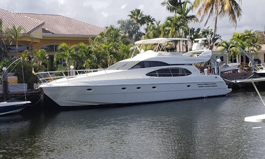 Alugue um luxuoso iate a motor Azimut de 58 pés para 13 pessoas em Fort Lauderdale, FL