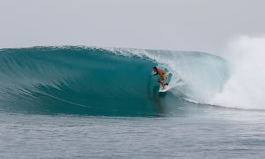 Profitez d'une location de surf à Padang, en Indonésie, sur le méga-yacht Wave Hunter Power de 70 pieds