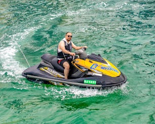 Explorez les eaux de JBR en jet ski