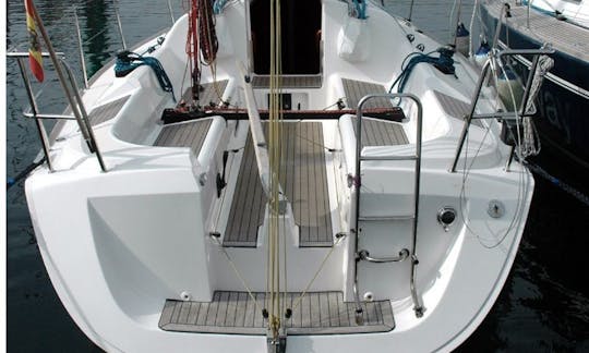 Navegue em Vigo, Galiza, no monocasco Elan Performance Cruising de 31 pés