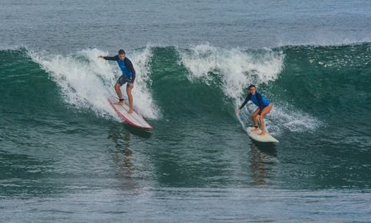 2 heures de cours de surf avec des entraîneurs expérimentés à Kecamatan Kuta Selatan, Bali !