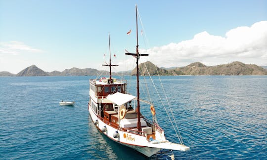 Cruzeiros de madeira em Phinisi nas Ilhas Komodo