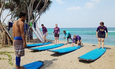 Participe de uma aula de surf em grupo com a Mangsit Surf School Lombok na praia de Mangsit, Lombok, Indonésia