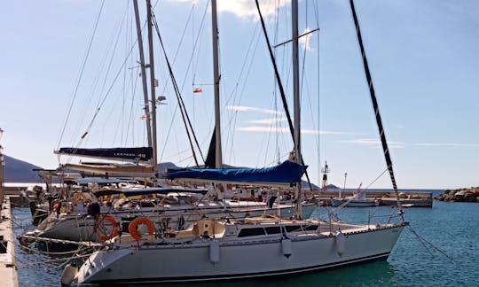 Jeanneau Sun Shine 38 Sailing Yacht for 8 Person in Heraklion, Crete