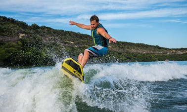 Surfe e pratique wakeboard no Lago Travis! Temos uma frota de barcos!