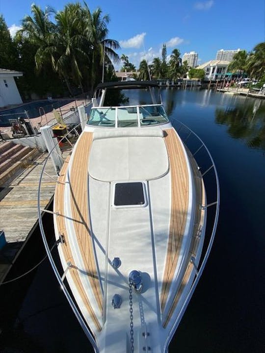 Découvrez le luxe en mer avec le Trojan 40' 🚤🌊