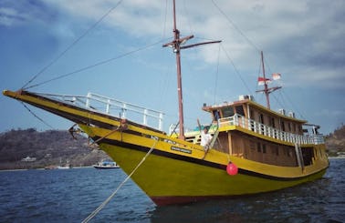 Komodo Islands Experience aboard a Wooden Phinisi Cruiser Sailboat!