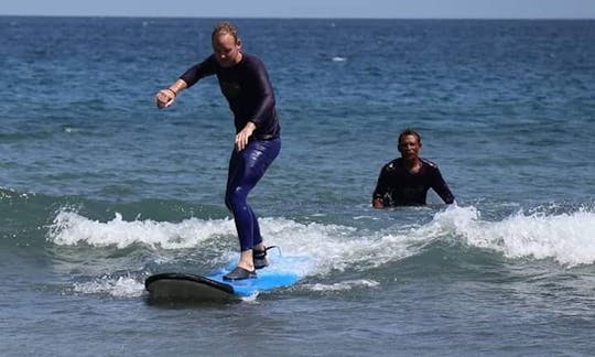 Lección privada de surf en la playa de Mangsit impartida por la escuela de surf Mangsit de Lombok