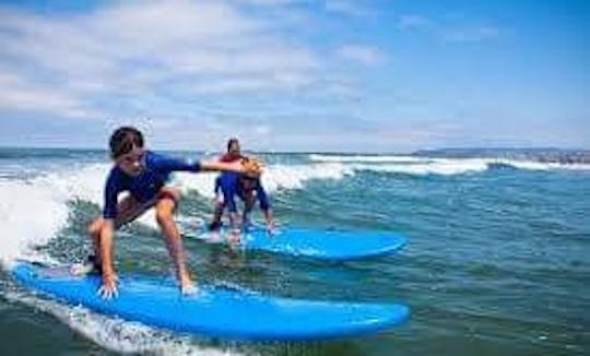 Lección privada de surf en la playa de Mangsit impartida por la escuela de surf Mangsit de Lombok