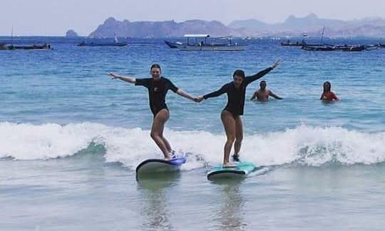 Lección privada de surf en la playa de Mangsit impartida por la escuela de surf Mangsit de Lombok