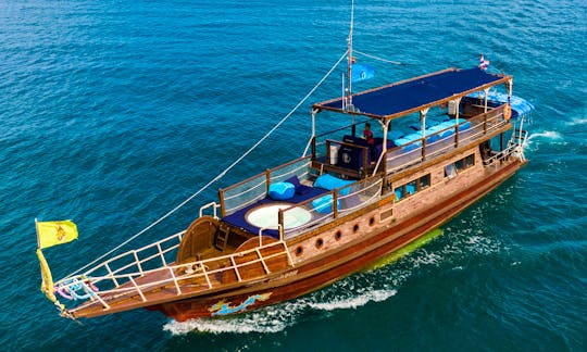 PRIVATE TOUR - Blue Dragon Classic Thai Yacht to Ang Thong Marine Park