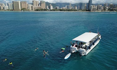 O catamarã a motor de 50 pés pode acomodar até 49 passageiros em Honolulu